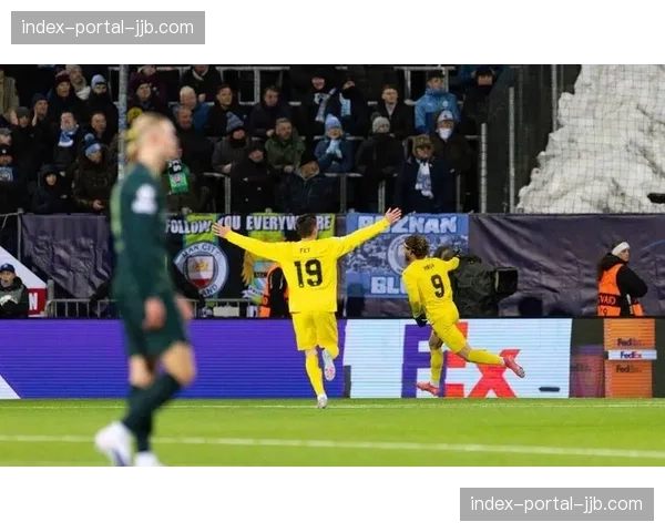 终场哨响，洛里昂球员低头离场欧战希望受挫